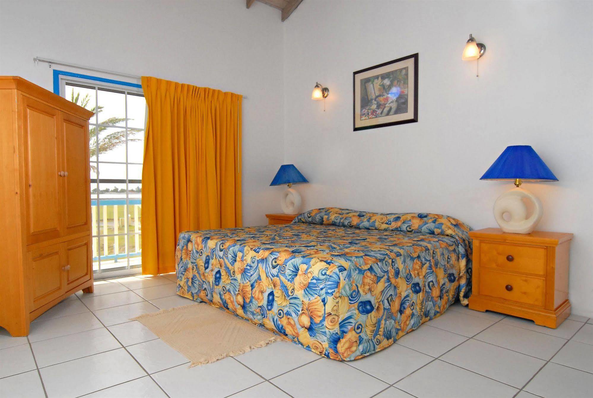 Dickenson Bay Anchorage Inn מראה חיצוני תמונה
