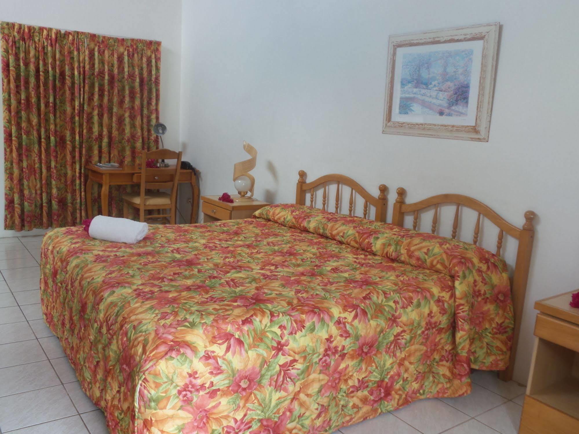 Dickenson Bay Anchorage Inn מראה חיצוני תמונה