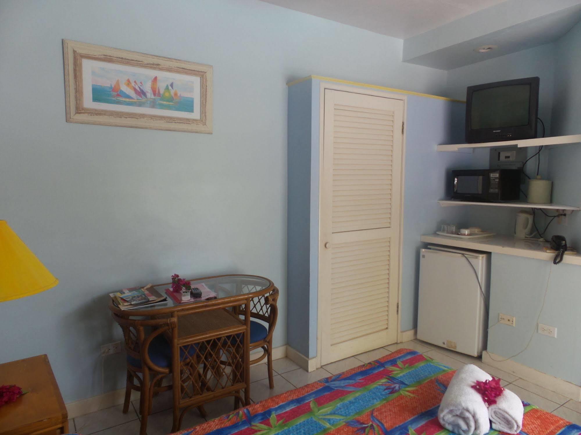 Dickenson Bay Anchorage Inn מראה חיצוני תמונה