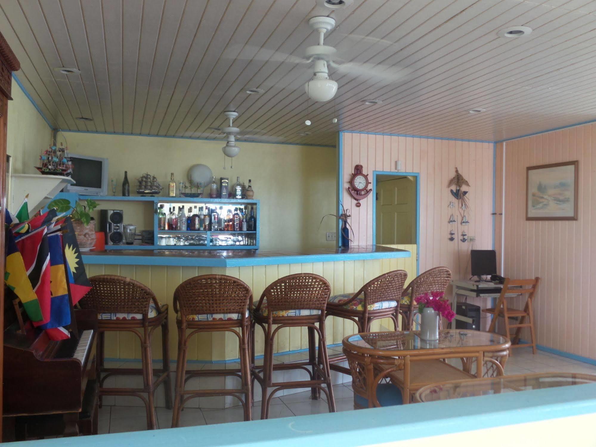 Dickenson Bay Anchorage Inn מראה חיצוני תמונה