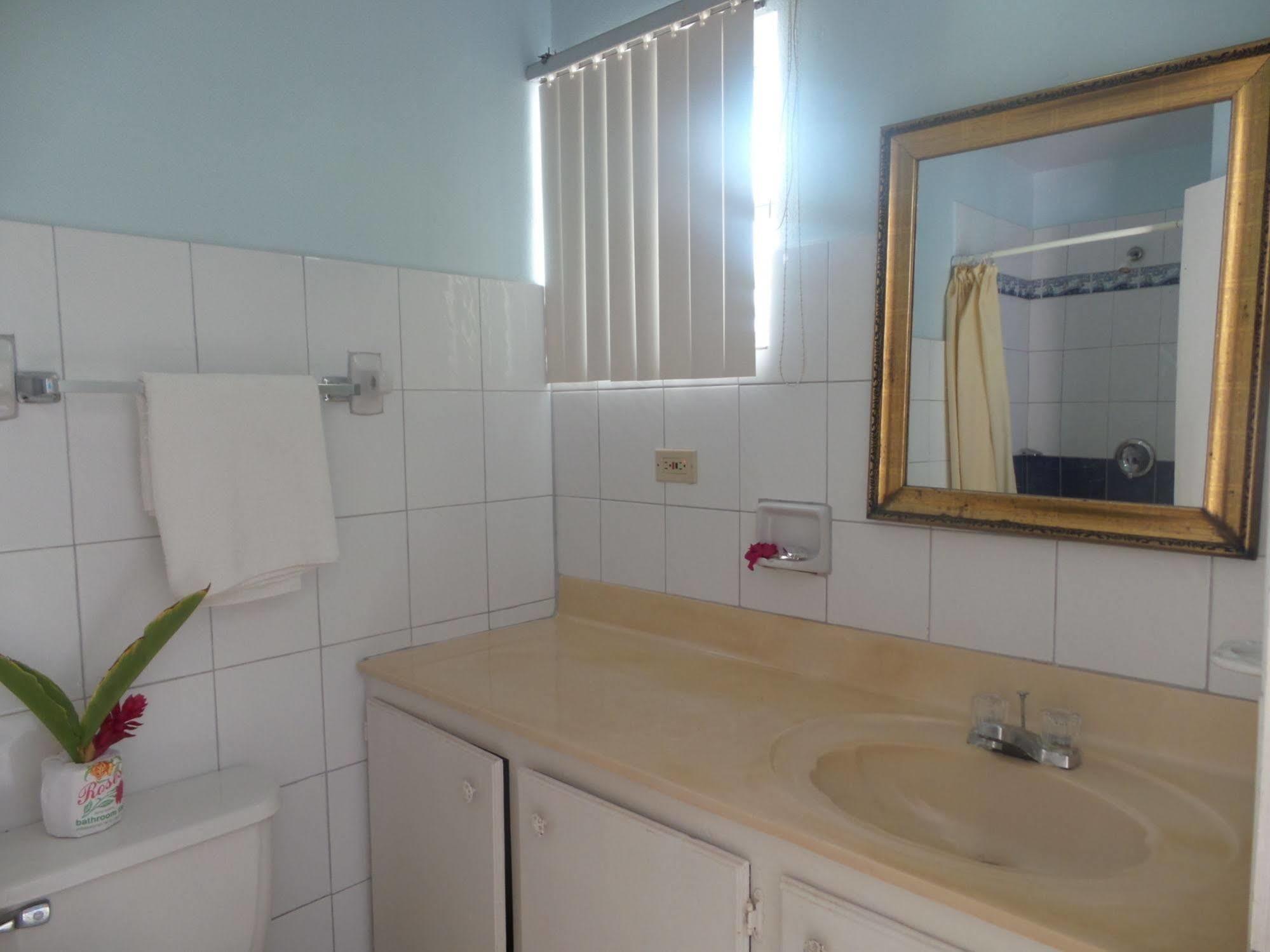 Dickenson Bay Anchorage Inn מראה חיצוני תמונה